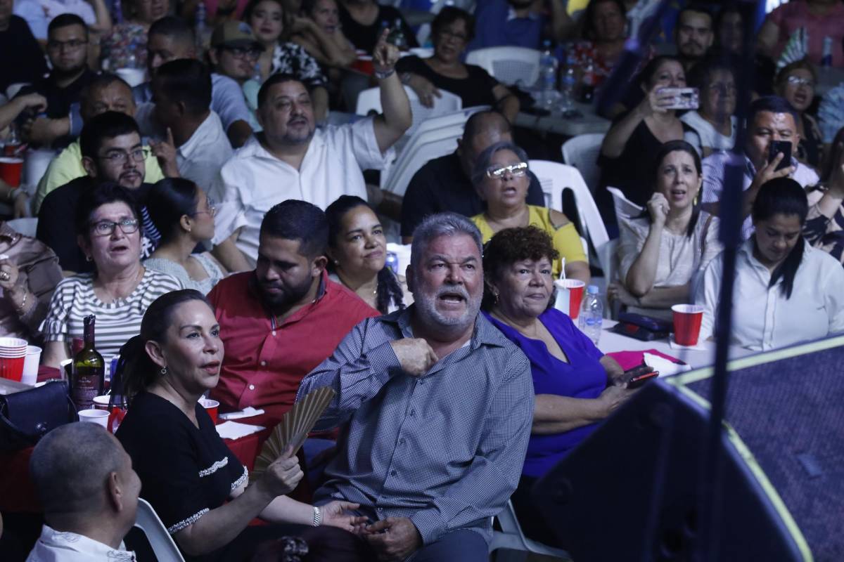 Los hondureños disfrutaron al máximo el show de Los Iracundos, Los Bríos y Los Terrícolas