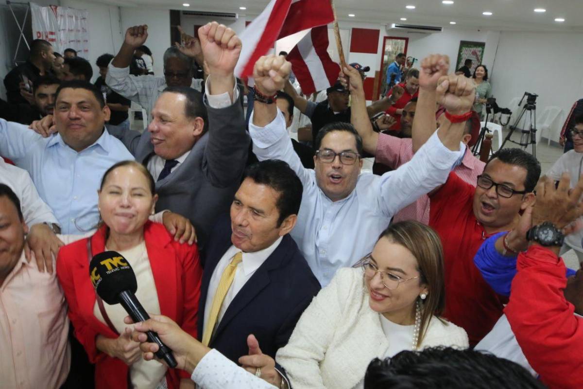 Con más del 79 % de actas revisadas, Salvador Nasralla se mantiene en primer lugar