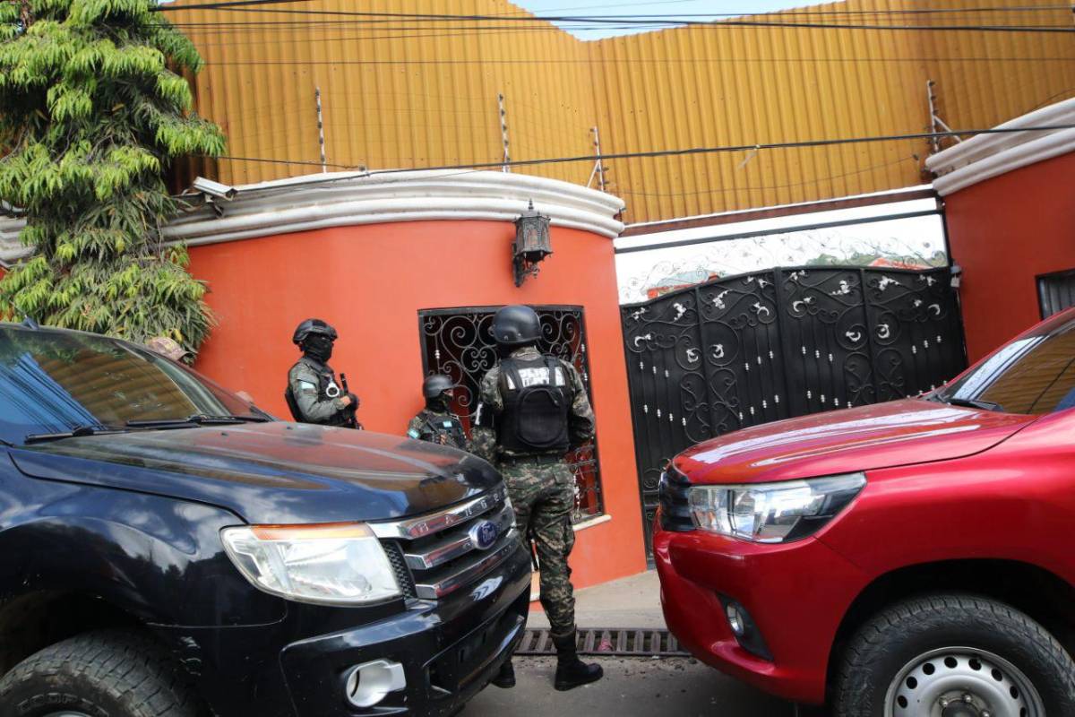 Con perros y ariete rompepuertas: así fue el allanamiento en casa de Romeo Vásquez