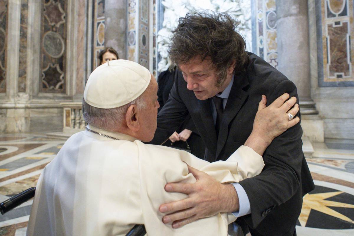 El Papa Francisco y Milei se saludaron con un abrazo en el Vaticano.