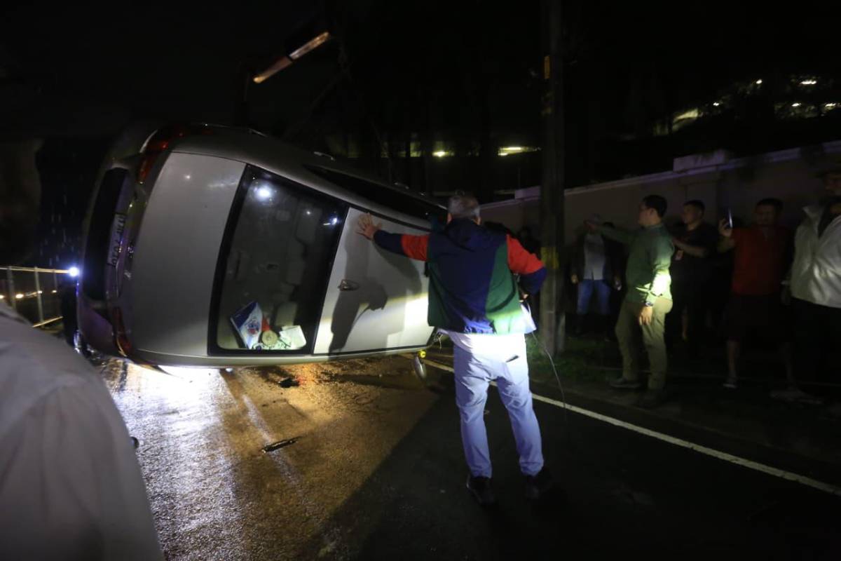 Retiran vehículo que cayó en socavón por fuertes lluvias en SPS