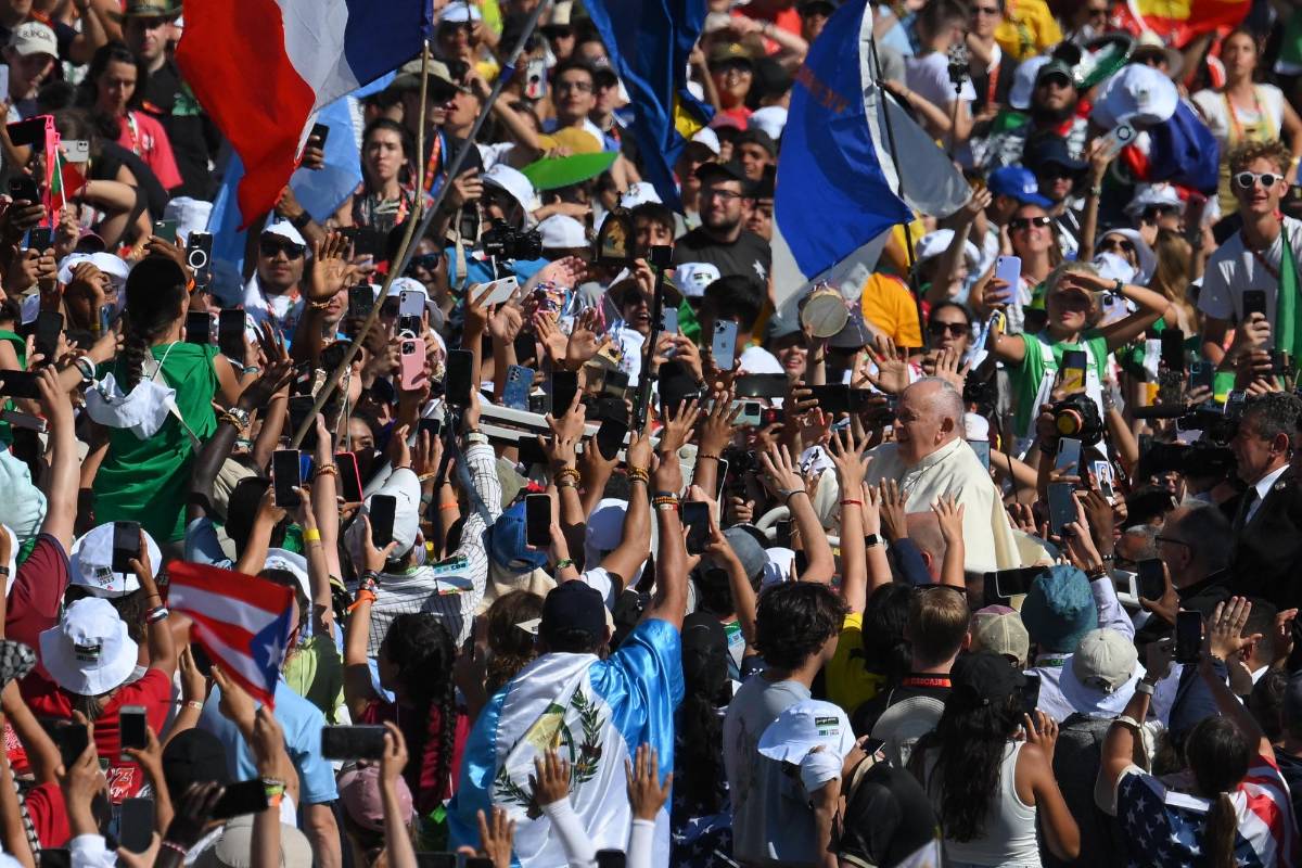 Una marea de jóvenes católicos del mundo aclama al papa Francisco en Lisboa