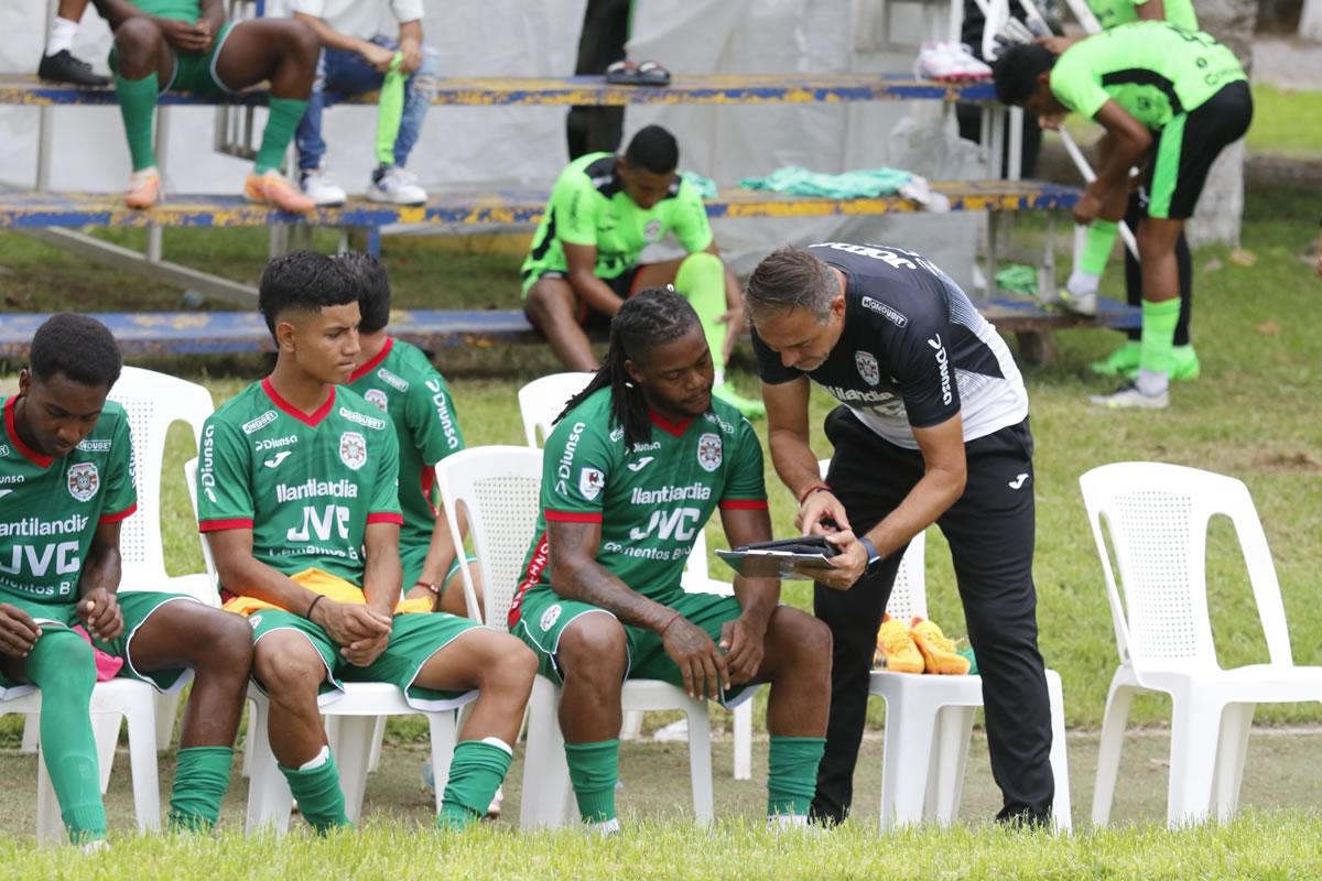 Hernán Medina dando indicaciones a uno de sus fichajes, Yeer Gutiérrez.