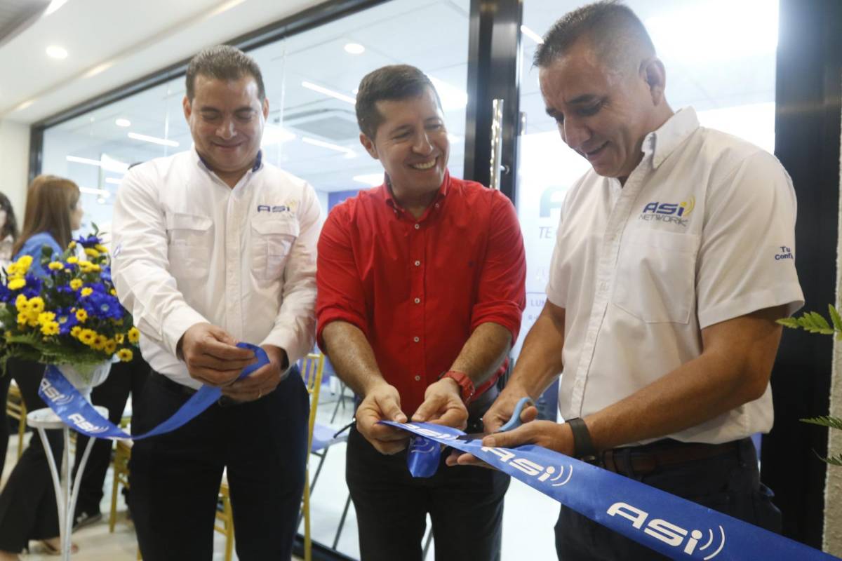 Corte de cinta de los representantes de ASI NETWORK.