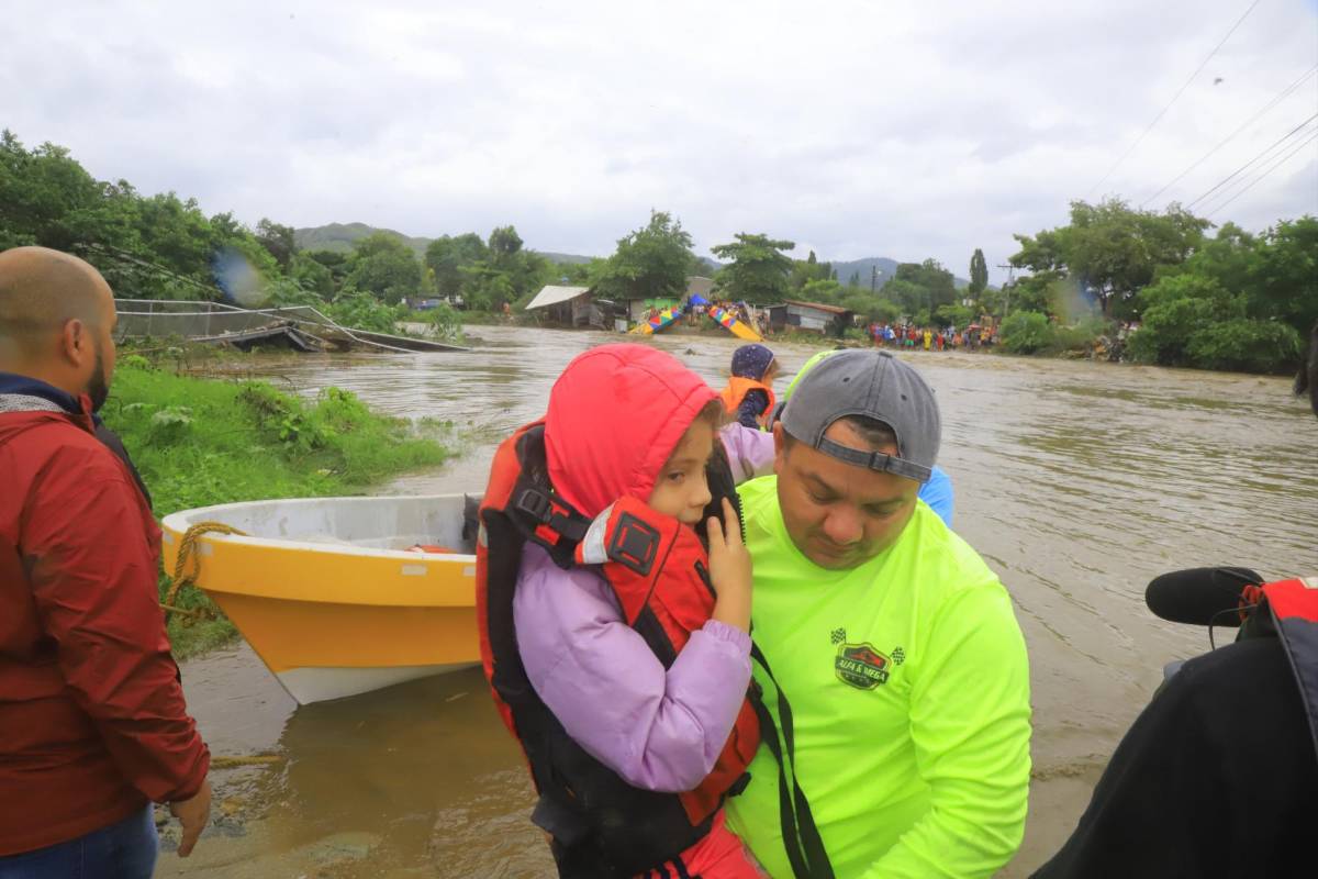Triste relato de padre hondureño que perdió todo con Sara: “En 10 minutos el agua llenó mi casa”