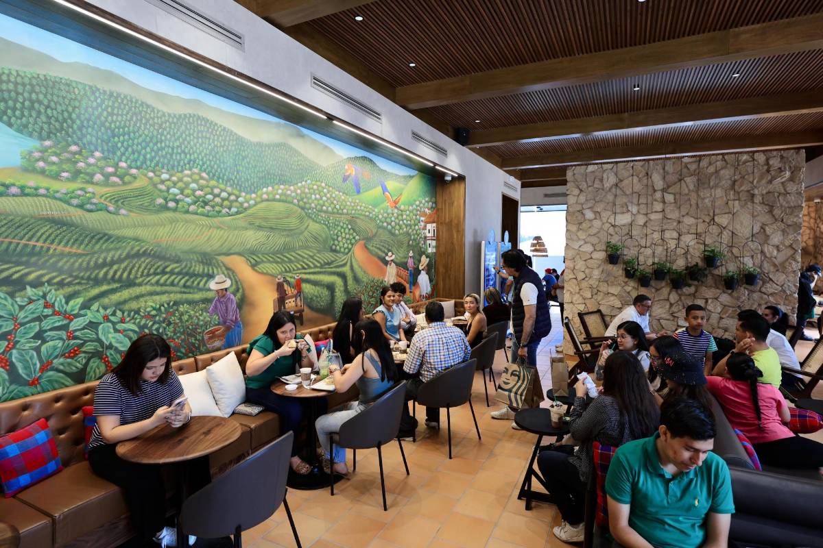 Largas filas por inauguración de Starbucks en Honduras (Fotos)