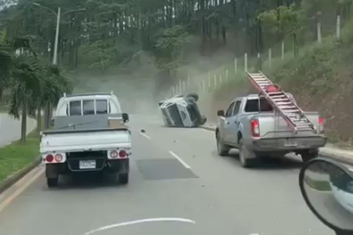 Video del accidente de dos policías en una patrulla