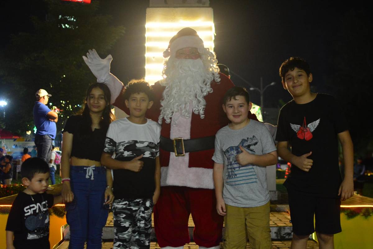 Así fue la increíble inauguración de la villa navideña en el Monumento a la Madre