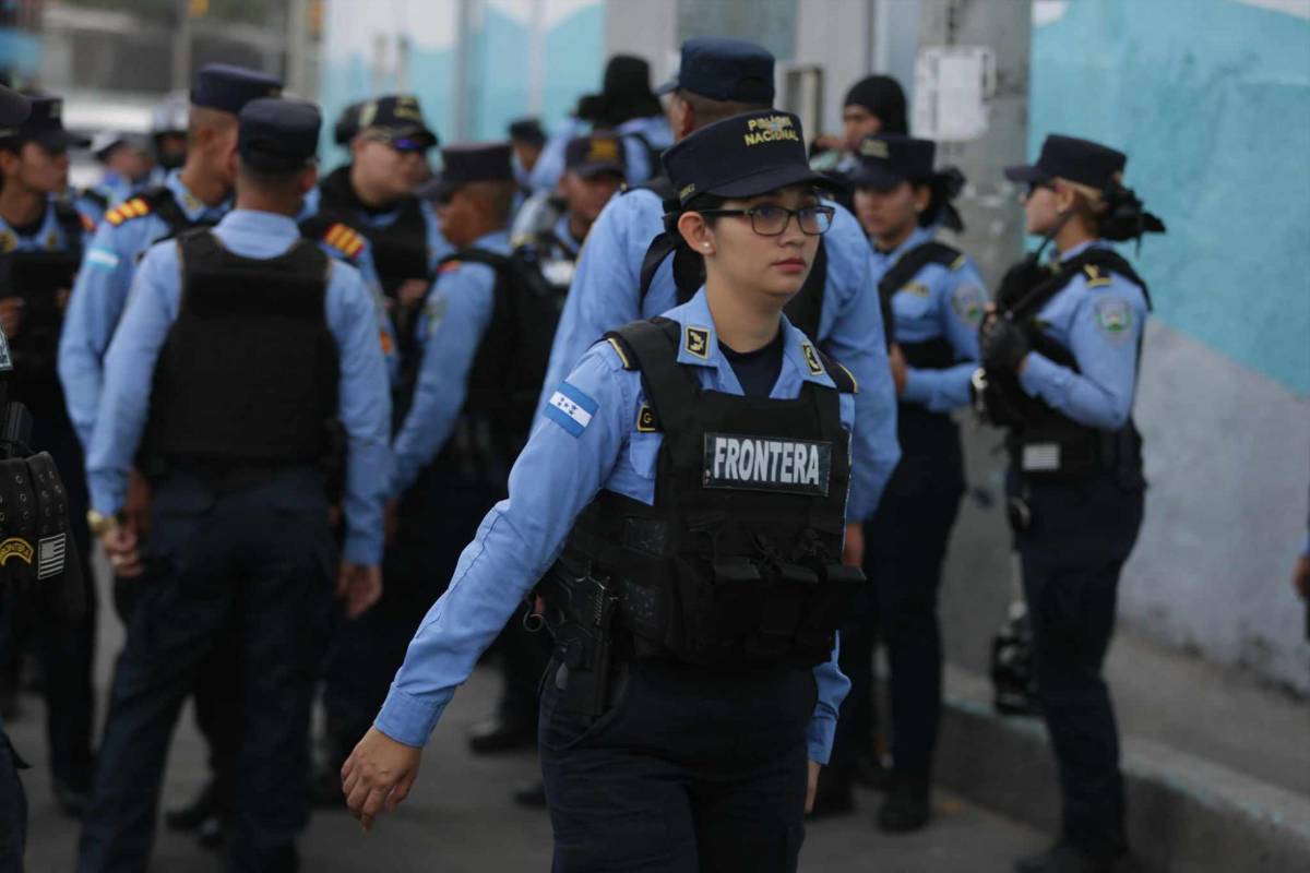 Una linda chica de la Policía Nacional en las afueras del estadio Nacional Chelato Uclés.
