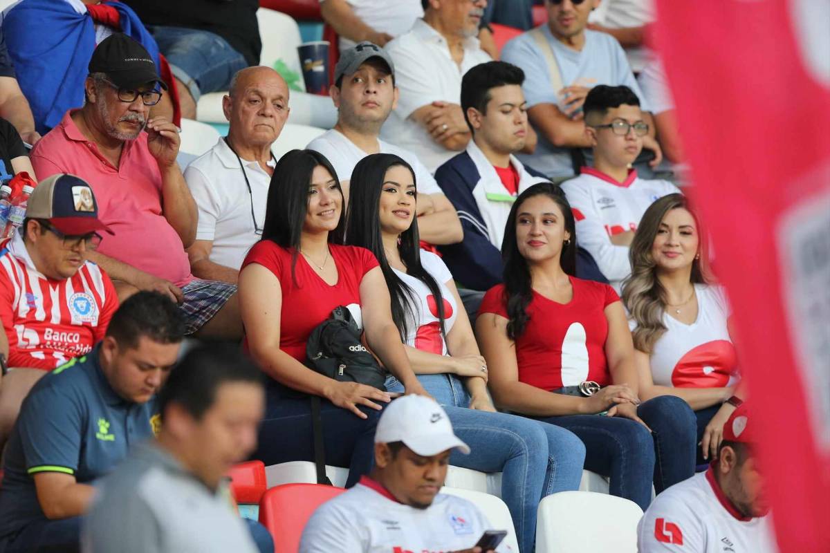 Bellas aficionadas del Olimpia ya instaladas en el sector de silla.