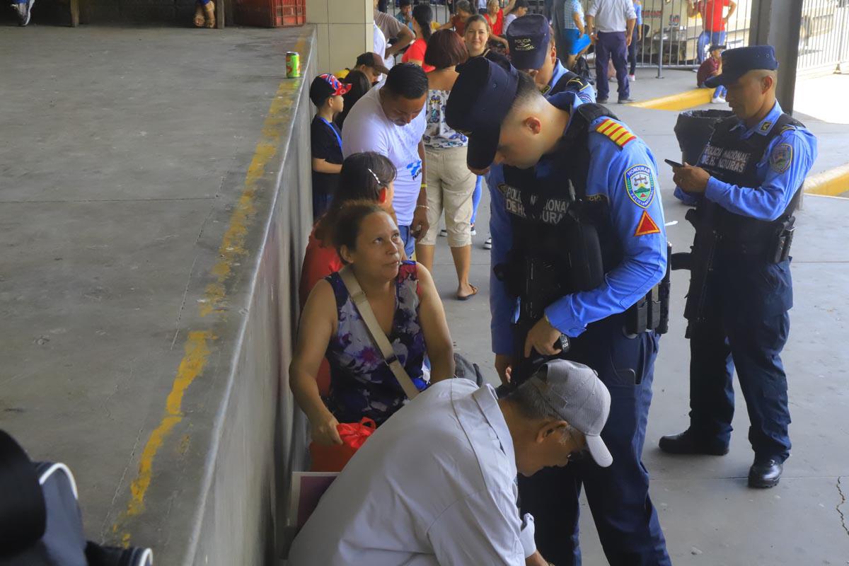 Afluencia de hondureños en la terminal de buses de San Pedro Sula