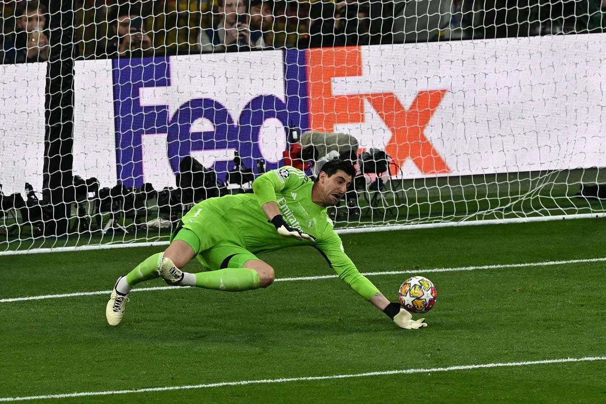 Courtois salvó al Real Madrid de varios disparos del Borussia Dortmund.