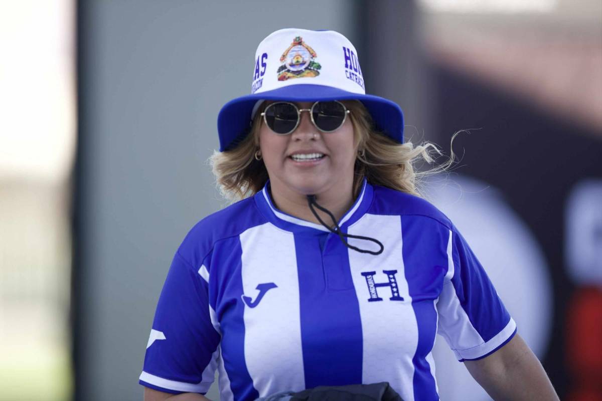 La 'chelita' que enamoró, ambiente y lindas chicas para el Honduras-Curazao