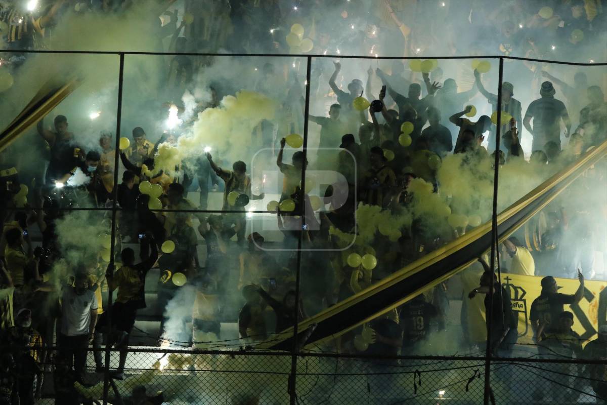 El estadio Morazán vivió una linda fiesta deportiva y la afición del Real España celebró el pase a la Gran Final.