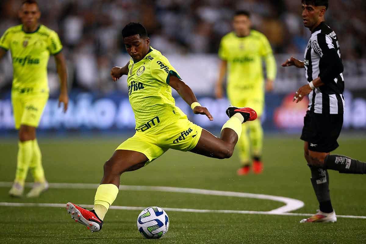 Endrick marcó los dos golazos con dos disparos de zurda frente al Botafogo.