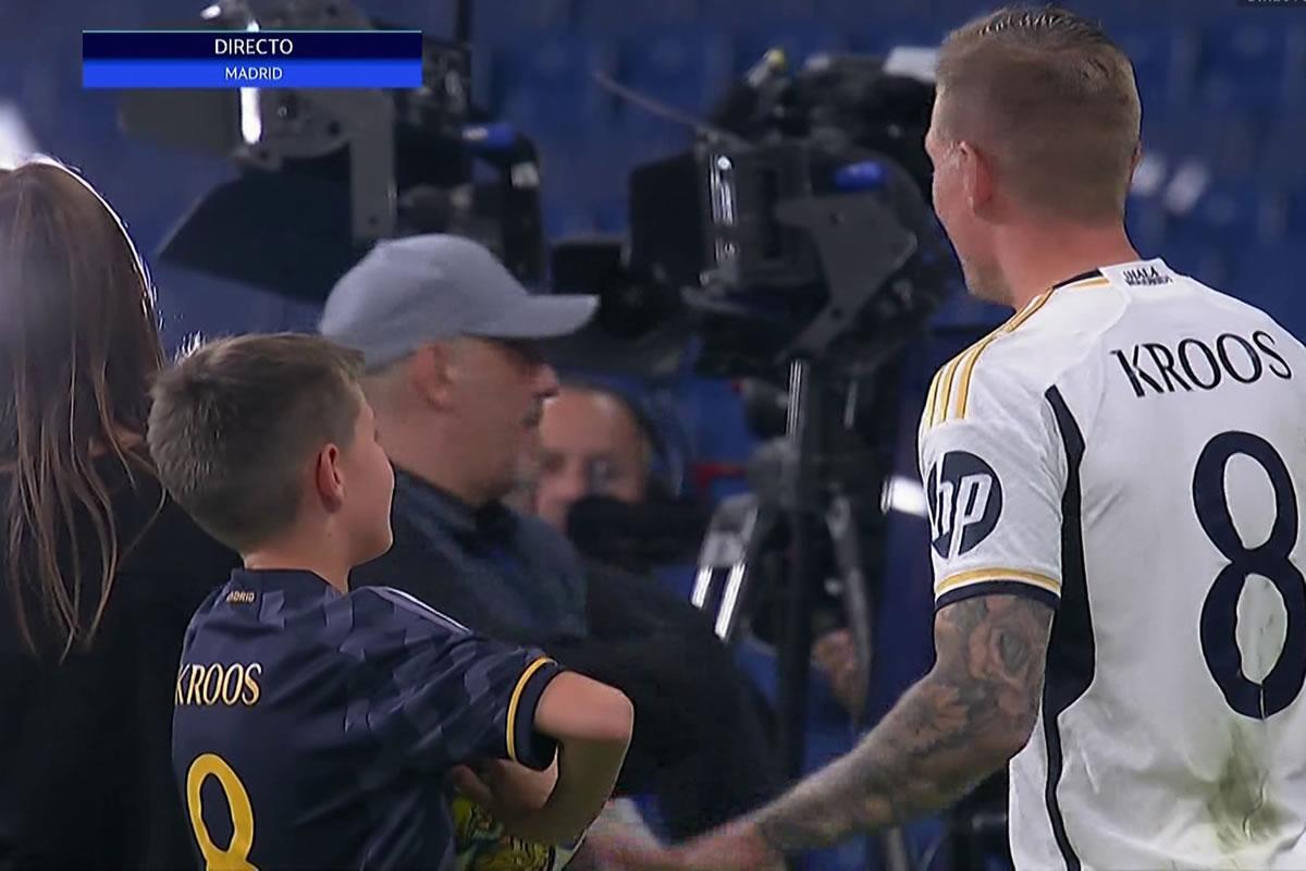 Toni Kroos estuvo con su familia en el campo del Bernabéu después de que el estadio quedara vacío.