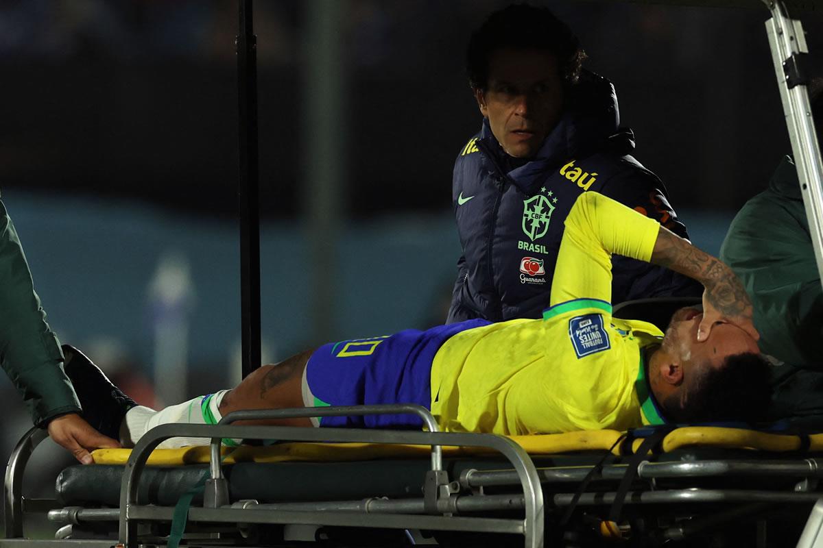Neymar se retiró de la cancha en camilla y llorando por la lesión que sufrió.