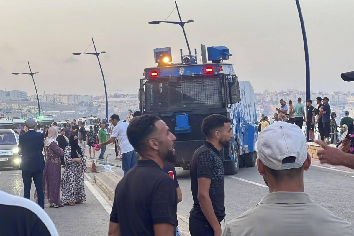 El caos se apodera de la frontera de Ceuta: miles de jóvenes quieren llegar a España