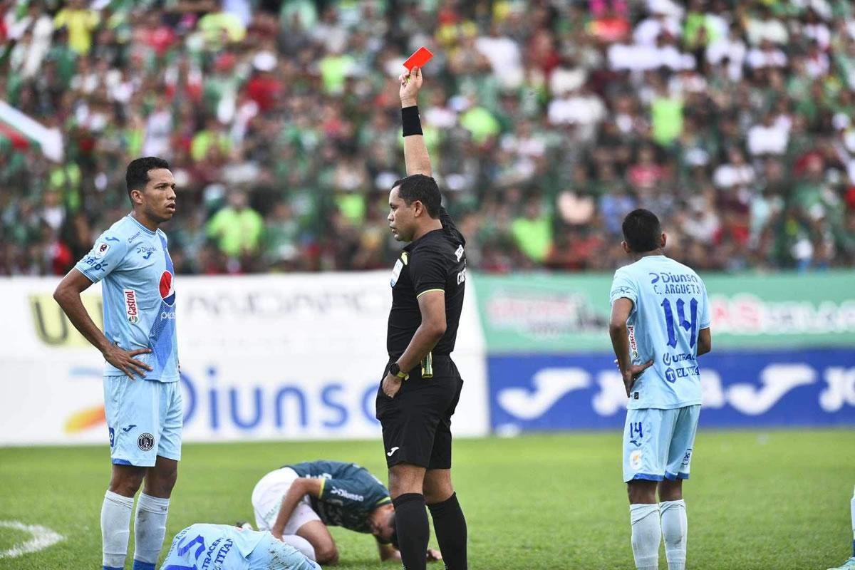 El árbitro Selvin Brown expulsado a Edwin Maldonado tras sacarle la segunda amarilla.