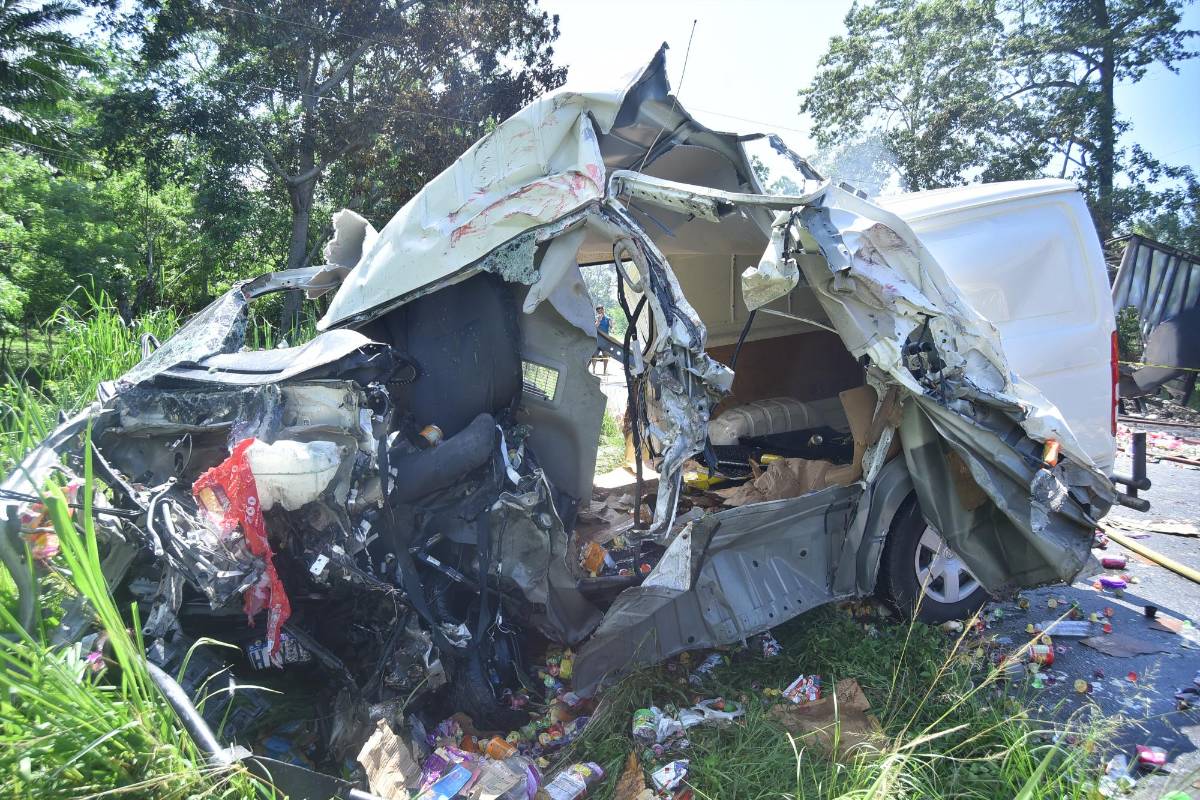 Conductor de microbus y su ayudante mueren en fuerte encontronazo con rastra