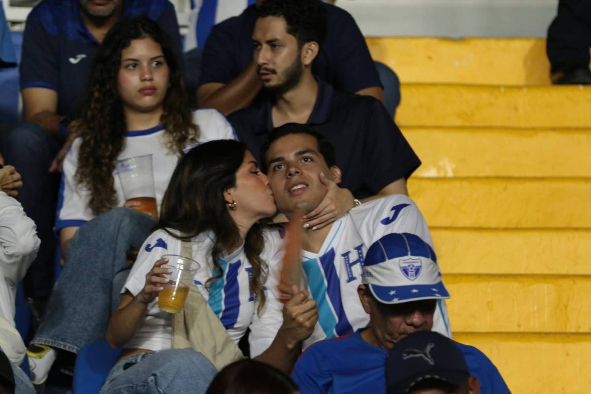 Honduras - Surinam: Mundialista aparece, lo que pasó tras beso y descubren a la chica de verde