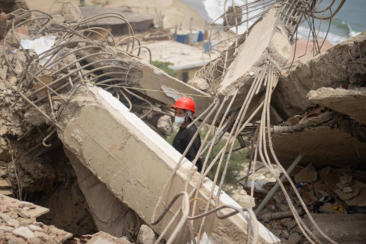 La desesperada búsqueda de sobrevivientes continúa tras los terremotos en Venezuela