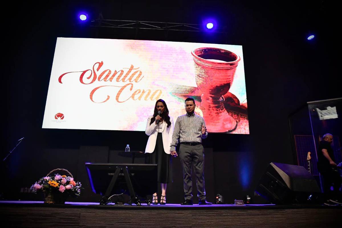 Esposa de pastor lo deja por su instructor; se lleva 10 millones de pesos y los carros de lujo