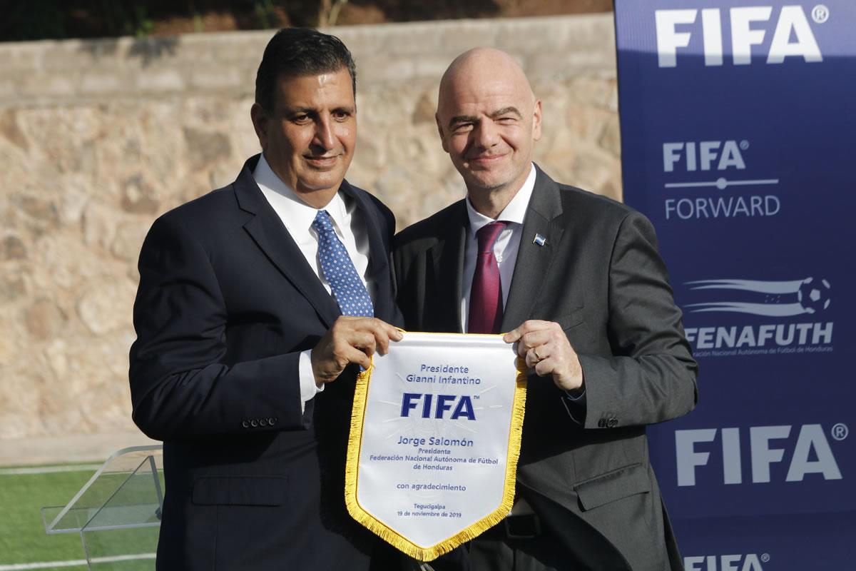 Jorge Salomón, presidente de Fenafuth, apoyó la candidatura de Gianni Infantino para presidir la FIFA.