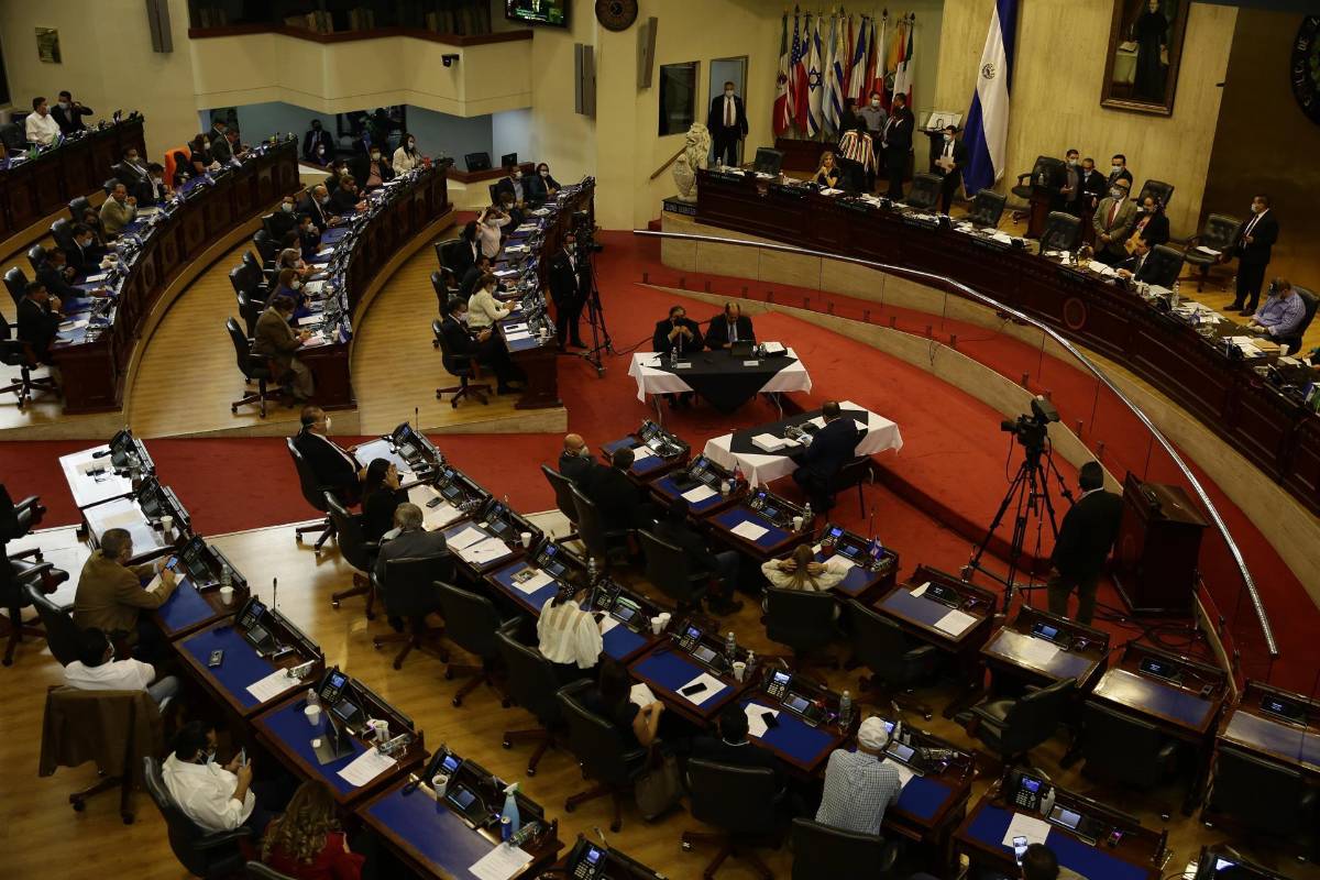 El Salvador amplía el régimen de excepción sin atender los llamados internacionales