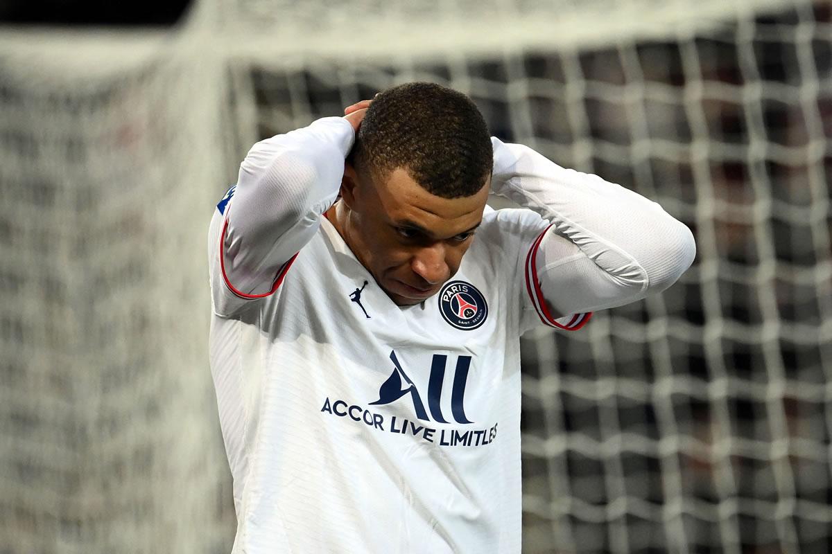 Kylian Mbappé se lamenta tras una ocasión fallada contra el Rennes.