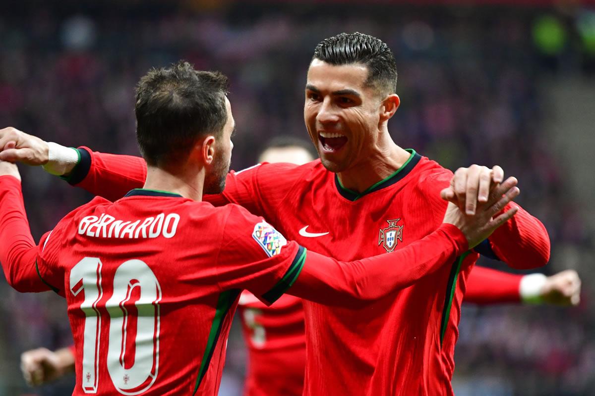 Cristiano Ronaldo celebrando con Bernardo Silva el gol de Portugal ante Polonia.