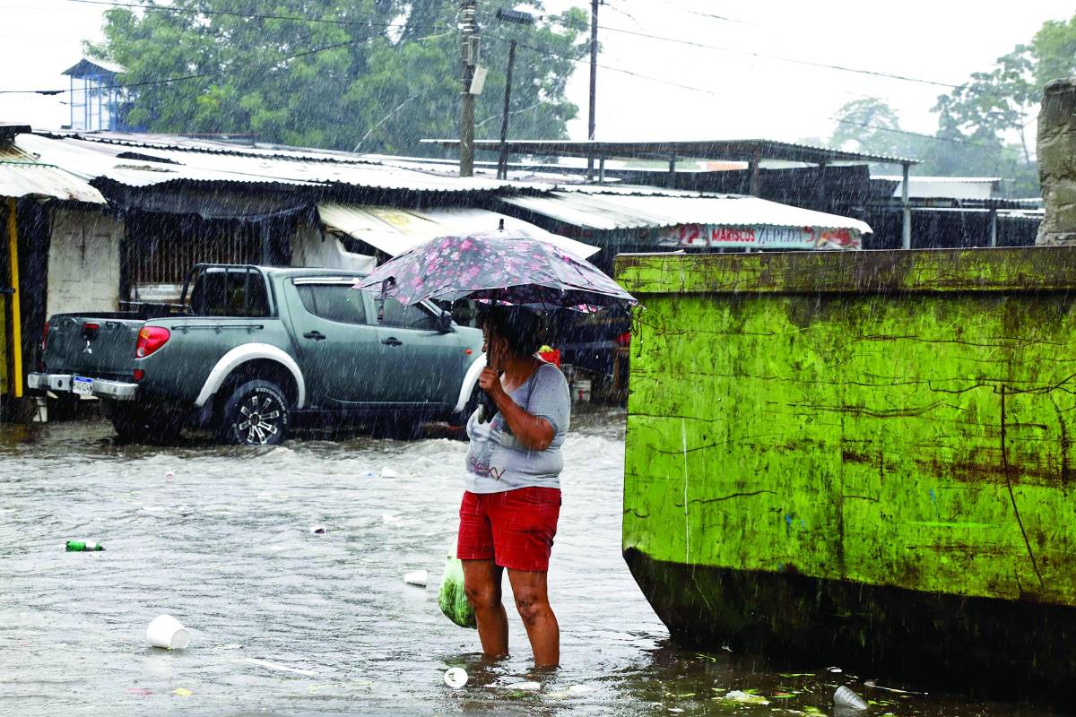 Las calles anexas al mercado Dandy se inundaron.