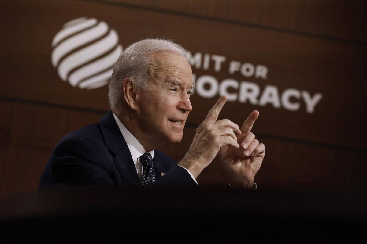 Biden advierte de desafíos “alarmantes” para la democracia en el mundo