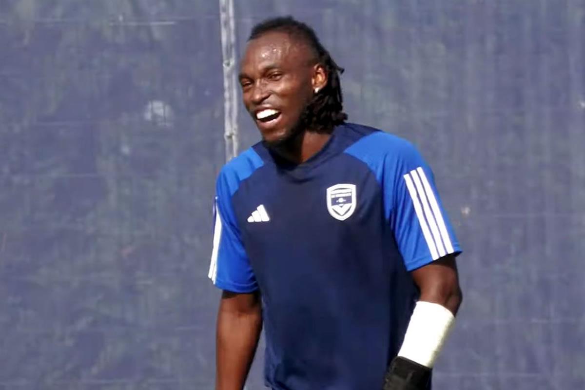 Alberth Elis se recupera de una lesión que sufrió en su brazo izquierdo.