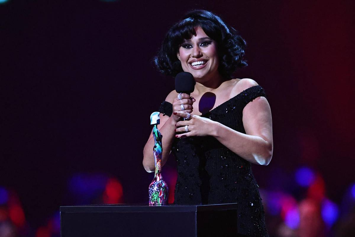 La cantante Raye se lleva el premio Brit Award al ‘artista del año’