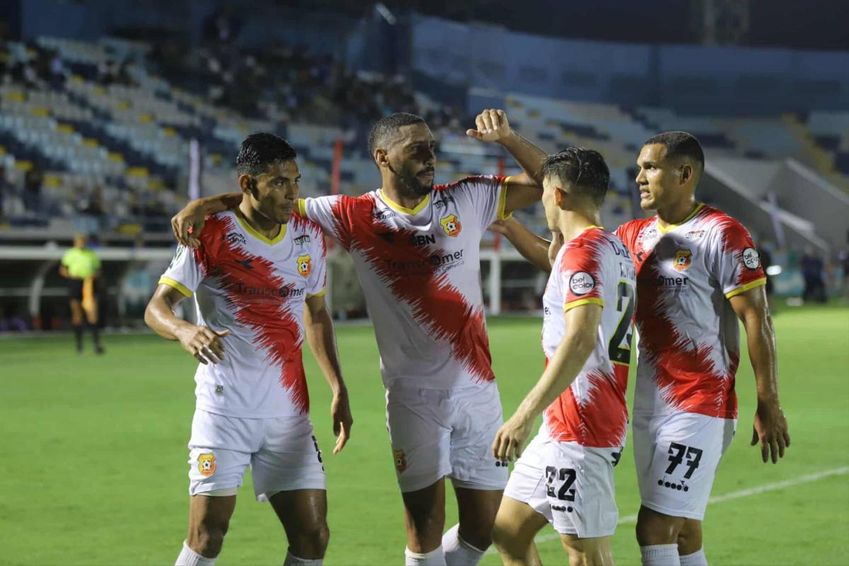 Estadio Ceibeño estrenó su cancha: aguacero, bellezas y bronca en Victoria-Herediano