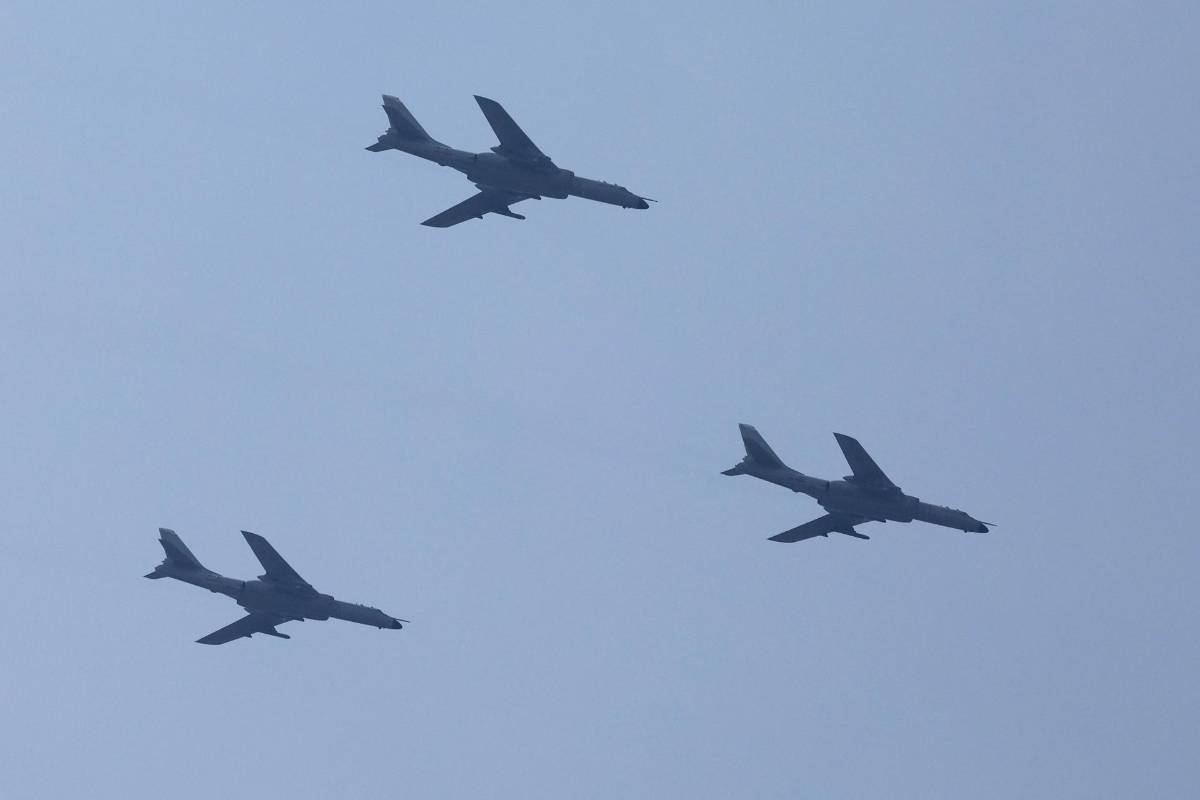 China muestra su “imparable” avance militar con drones, misiles y robots en desfile