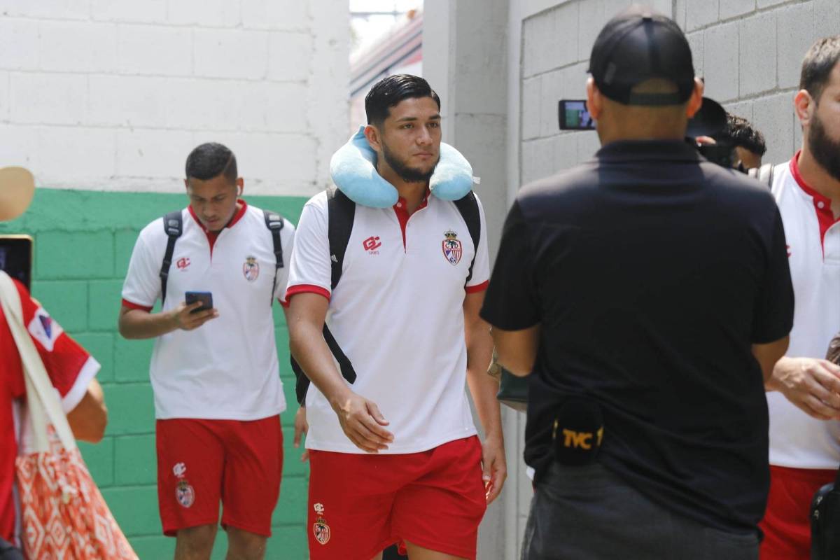 Momento de la llegada de la plantilla de la Real Sociedad al estadio Yankel Rosenthal para el duelo contra Marathón.
