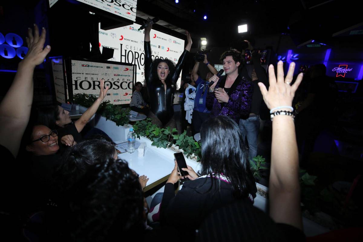 Los fieles fans de Cesia Sáenz calorizaron su presentación.