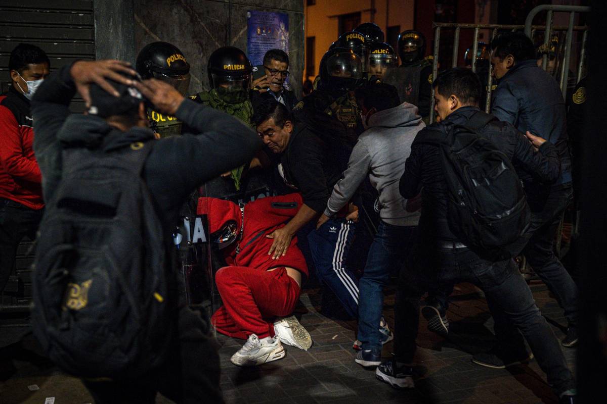 Un muerto y decenas de heridos en violentas protestas contra el Gobierno de Perú