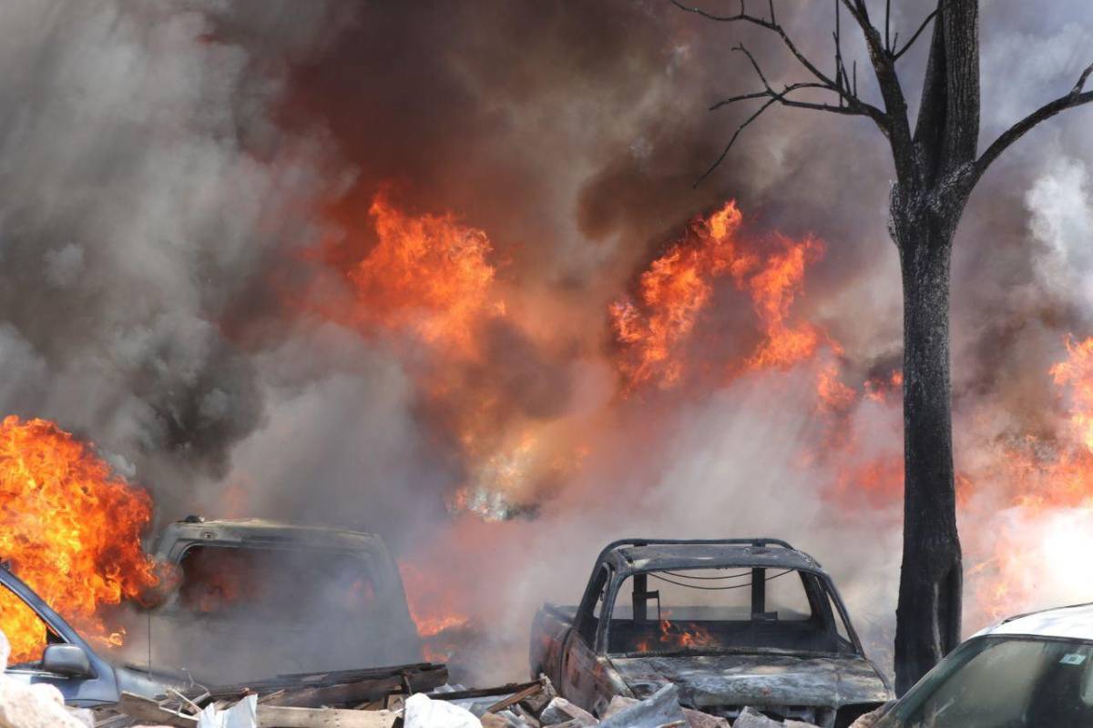 Más de 40 carros decomisados son consumidos por incendio en Tegucigalpa