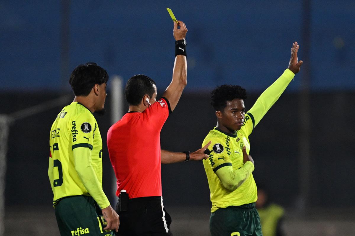 El árbitro le mostró tarjeta amarilla a Endrick por su festejo y el jugador pidió perdón a los aficionados del Liverpool.