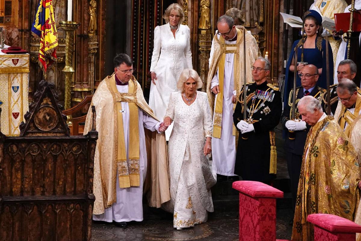 El vestido de la reina británica fue confeccionado por Bruce Oldfield.
