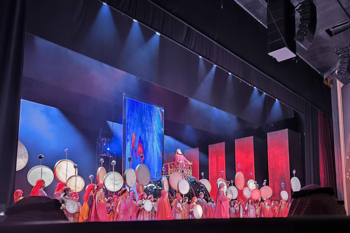 Una de las escenas de la ópera Zarqa al Yamama, la primera producida por Arabia Saudí y la de más grande formato cantada en árabe, en el King Fahd Cultural Center, en Riad.
