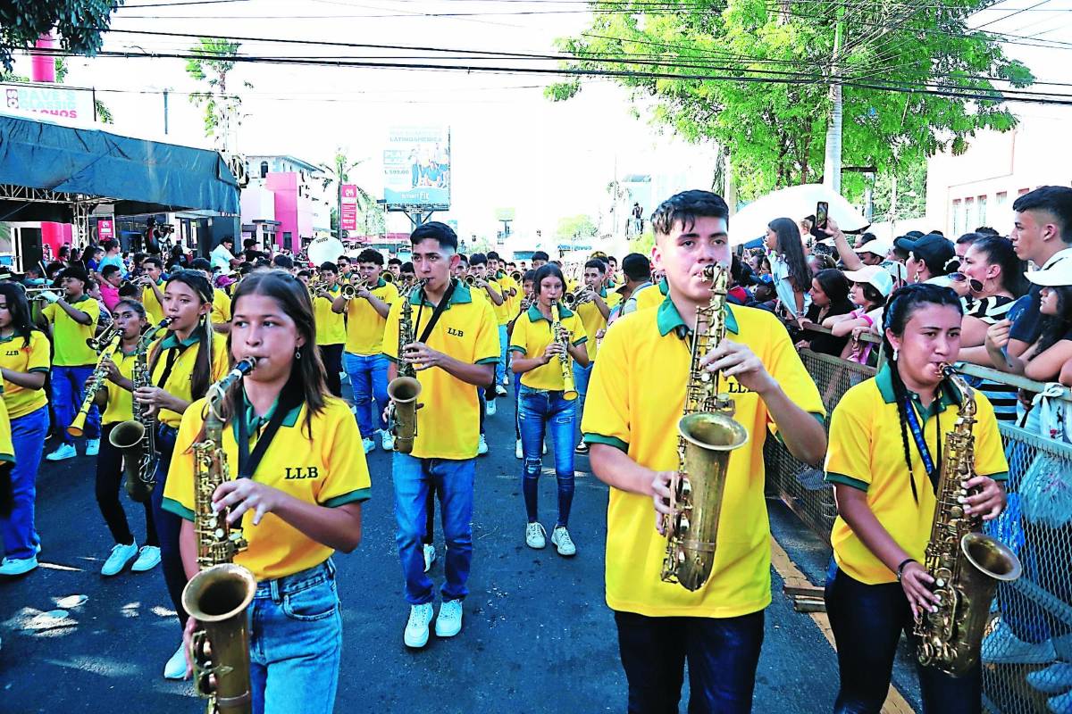 Ambiente familiar. Hubo música, baile y entretenimiento en desfile de carrozas.