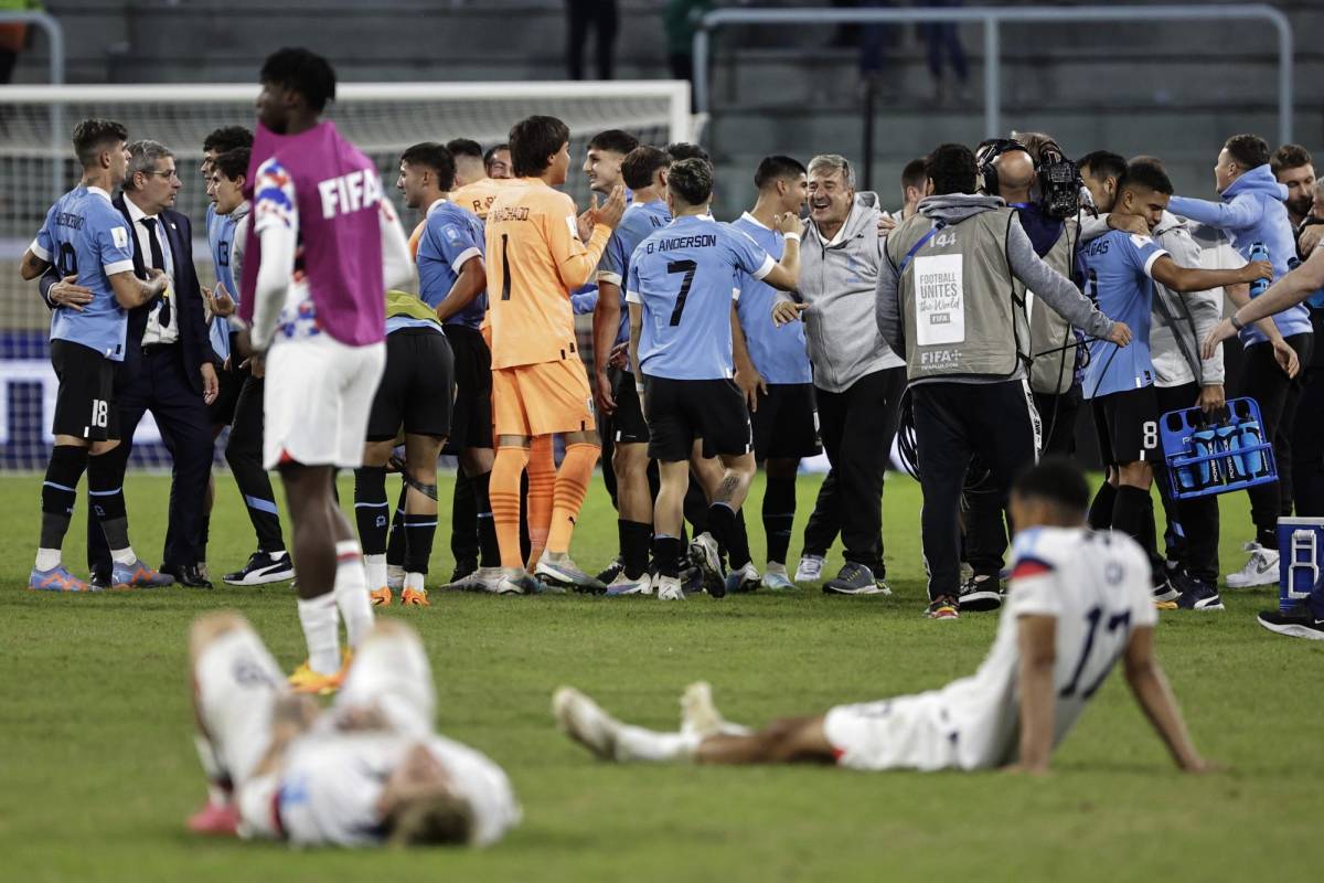 Jugadores de Uruguay celebraron y los de EUA evidenciaron su tristeza.