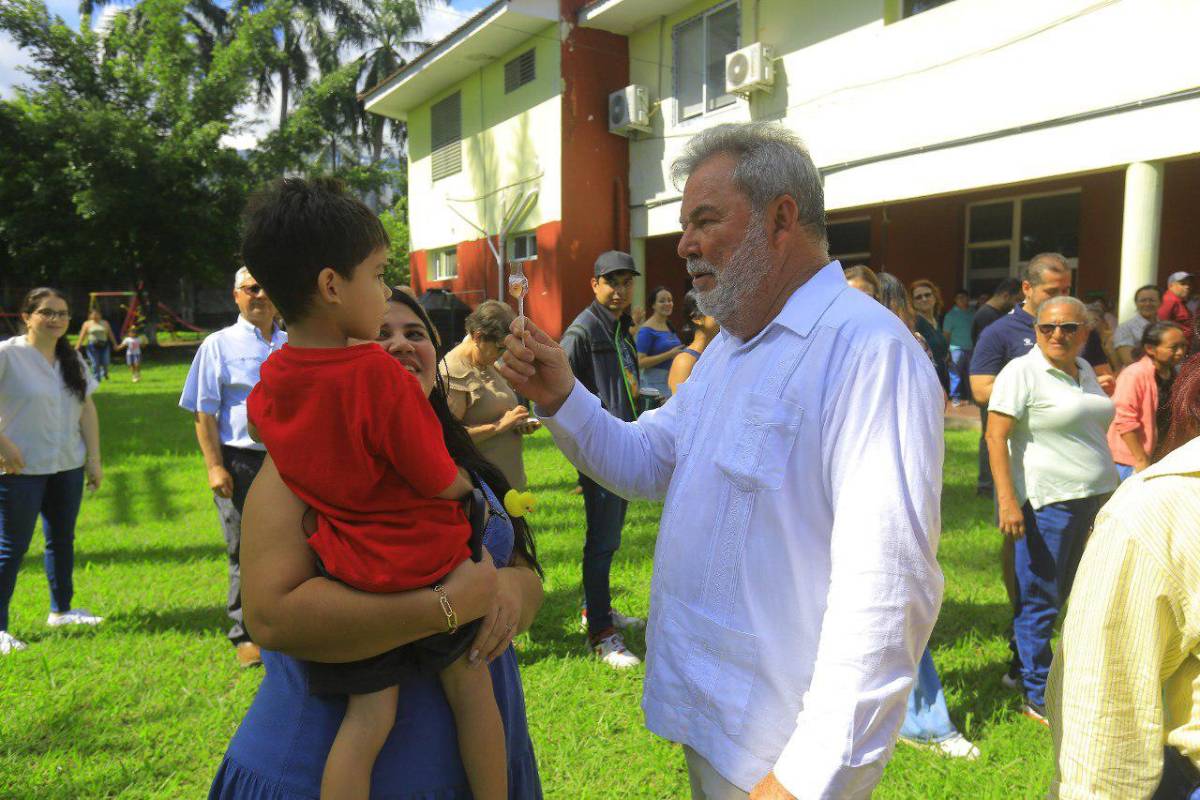 Sampedranos reciben con alegría a Roberto Contreras en los centros de votación
