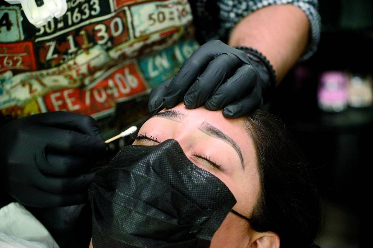 Paso #6 Se aplica nuevamente anestesia en caso de que la clienta sea algo sensible al dolor, como la piel ya está abierta no se debe esperar mucho tiempo, puesto que su efecto será inmediato.