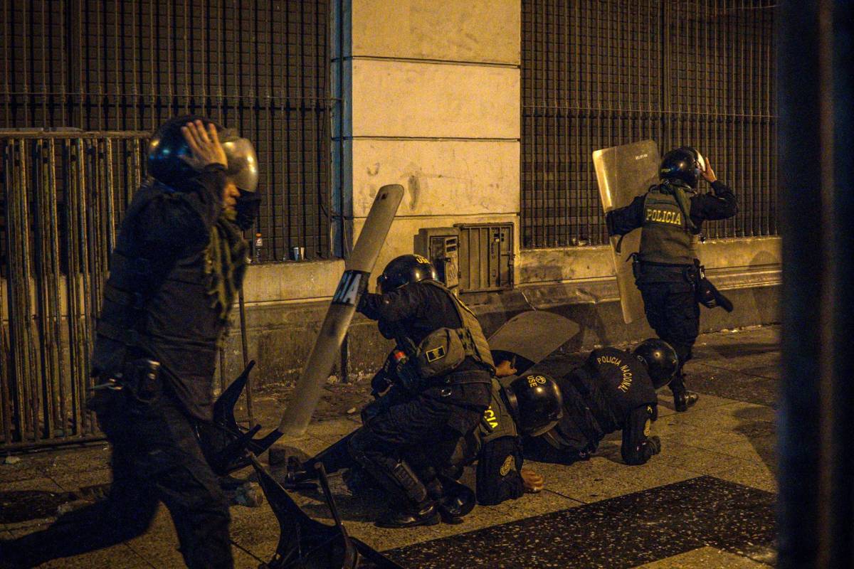 Un muerto y decenas de heridos en violentas protestas contra el Gobierno de Perú