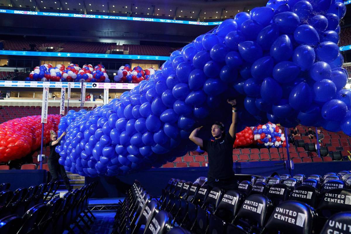Unos trabajadores preparan globos dentro de la sede de la Convención Nacional Demócrata (DNC) en Chicago, Illinois, Estados Unidos.